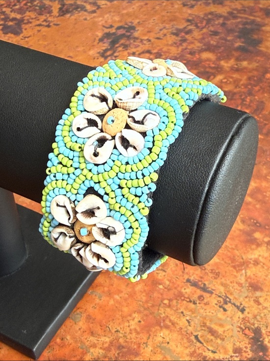Jewelry - Beaded Shell Floral Blue & Lime Bracelet Stretchy Elastic Button Clasp